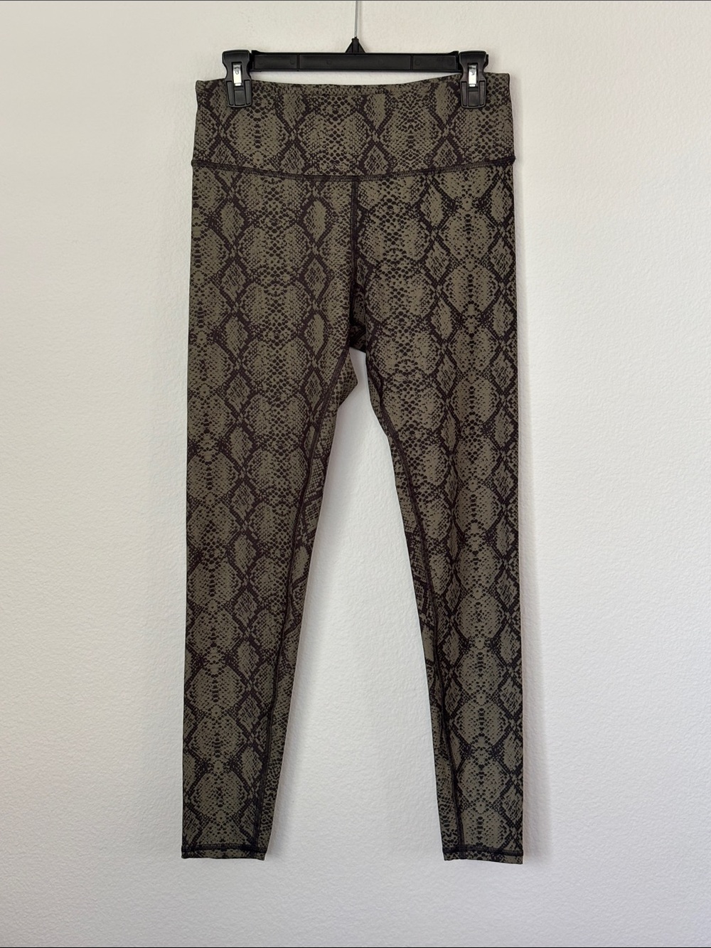 Becco Snake Print High-Rise Leggings in Olive & Black
